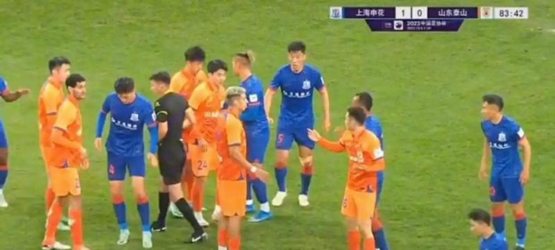 队踢角球 队踢角球